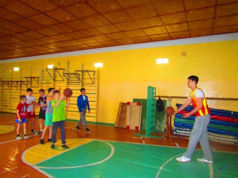 «Зубры» сыграли в баскетбол со школьниками