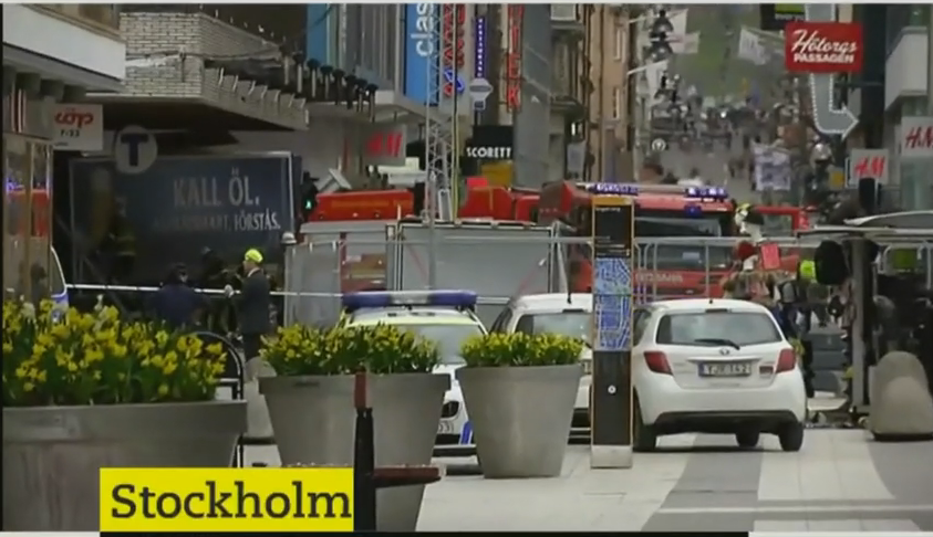 В Стокгольме грузовик влетел в толпу людей