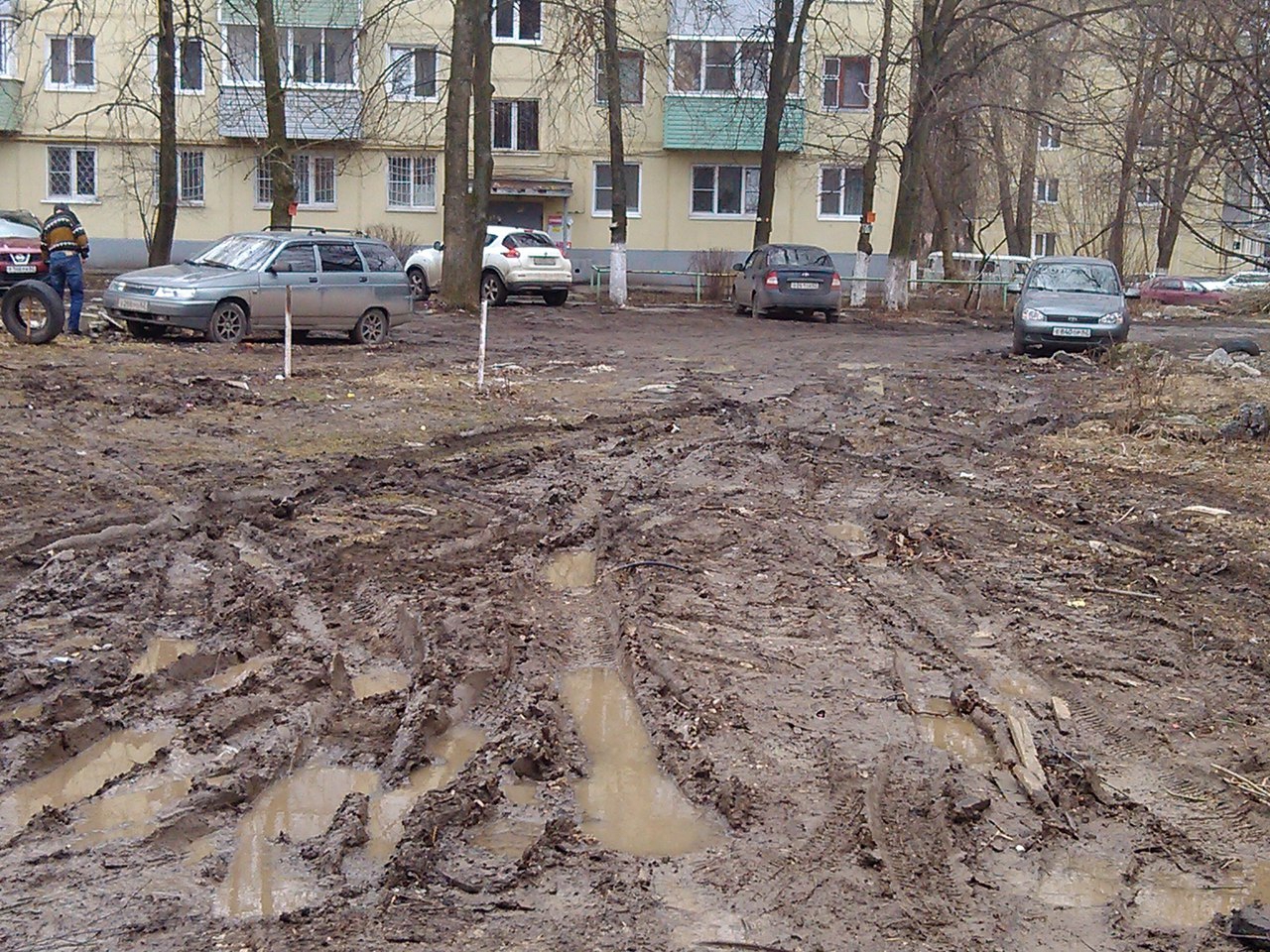 На улице Островского двор утопает в грязи