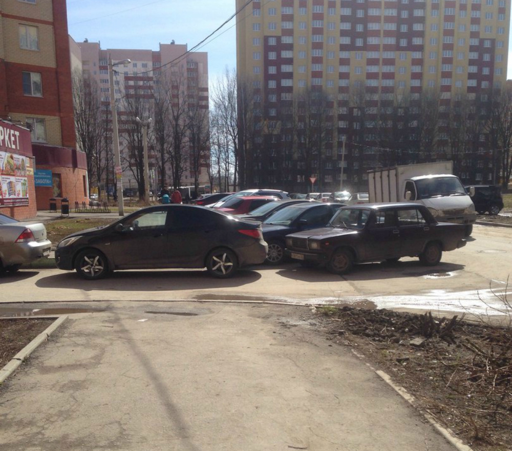 На улице Шереметьевской водители вытесняют пешеходов с тротуаров