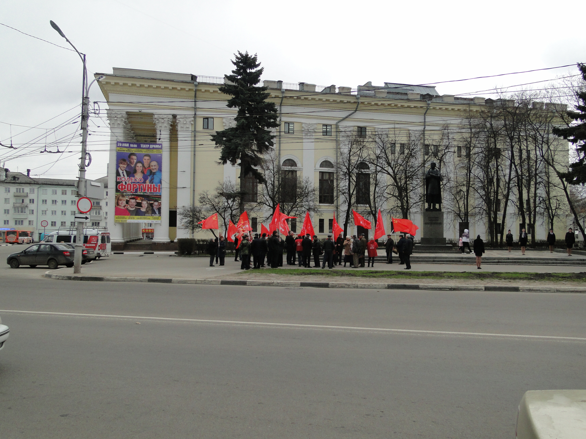 Красные флаги и красные гвоздики у памятника Циолковскому - рязанские коммунисты отметили День космонавтики