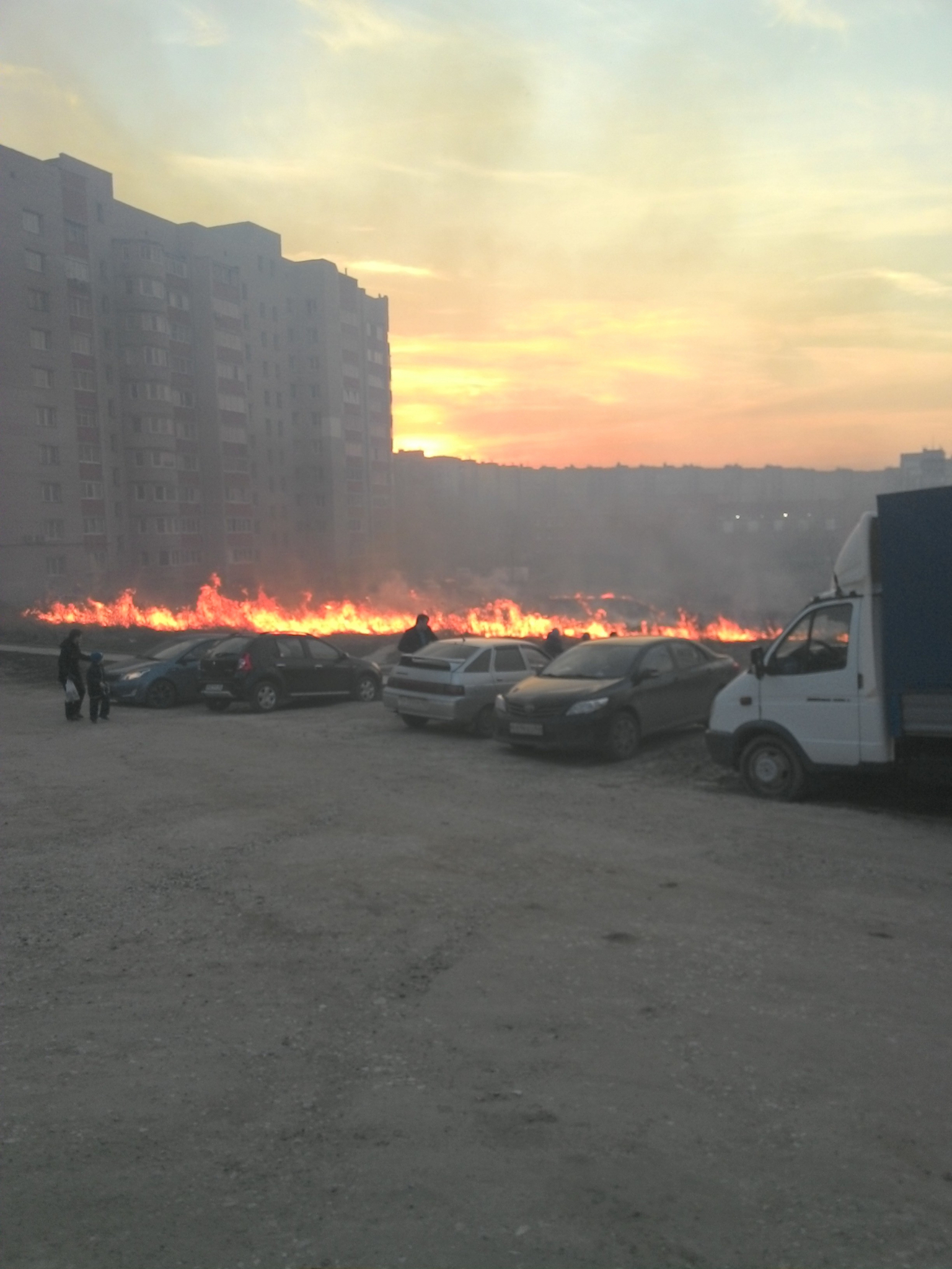 На улице Зубковой едва не сгорели несколько автомобилей