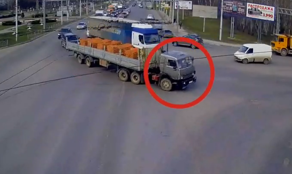 На Московском шоссе грузовик потерял кирпичи