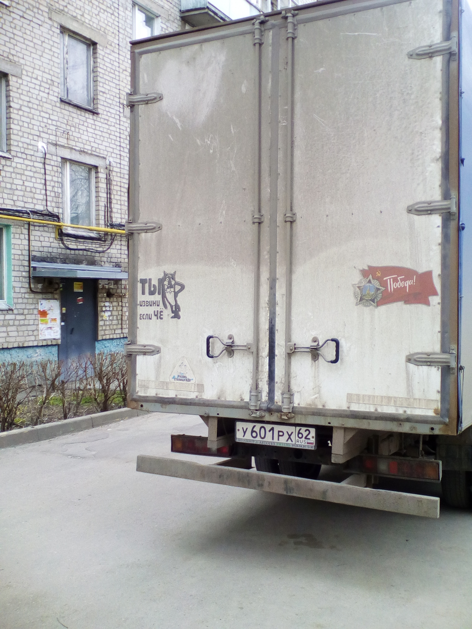 Народное фото: рабочий грузовик рязанец паркует во дворе своего дома, мешая соседям