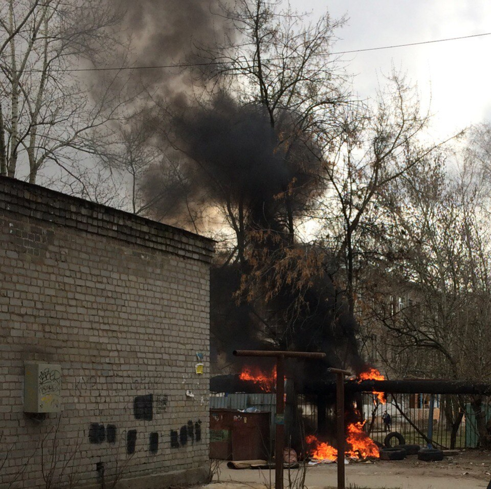 В Рязани у школы № 33 в пожаре чуть не взорвался автомобиль
