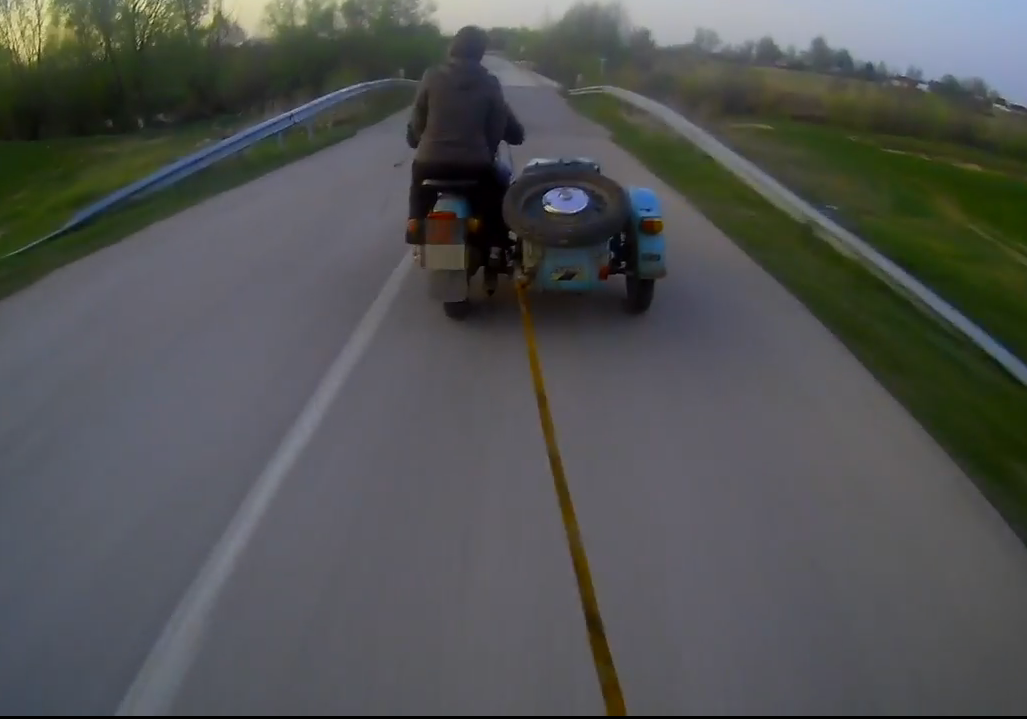 Рязанец прокатился на роликах на буксире за мотоциклом