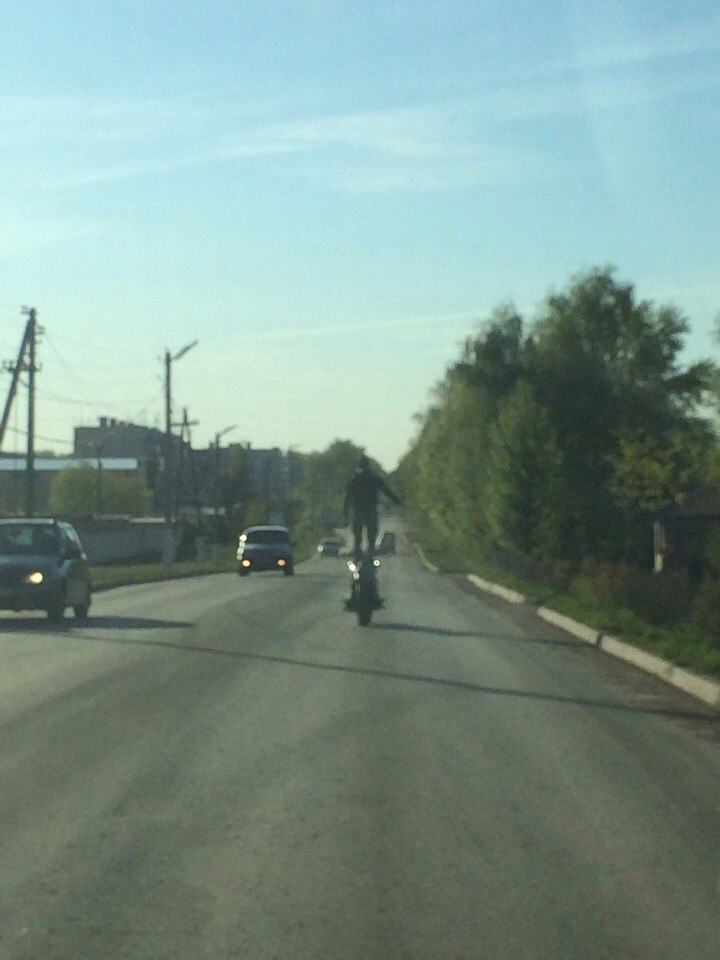 Народное фото - рязанка заметила мотоциклиста, парящего над проезжей частью