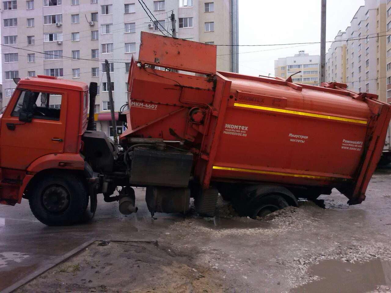 В Рязани очередной провал: на этот раз асфальт на Кальной  не выдержал веса мусоровоза