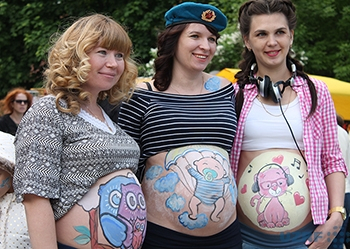 В Рязани семейный фестиваль завершился конкурсом боди-арта для беременных
