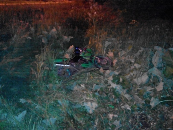 Бедный мотоцикл – водитель и два пассажира съехали в кювет