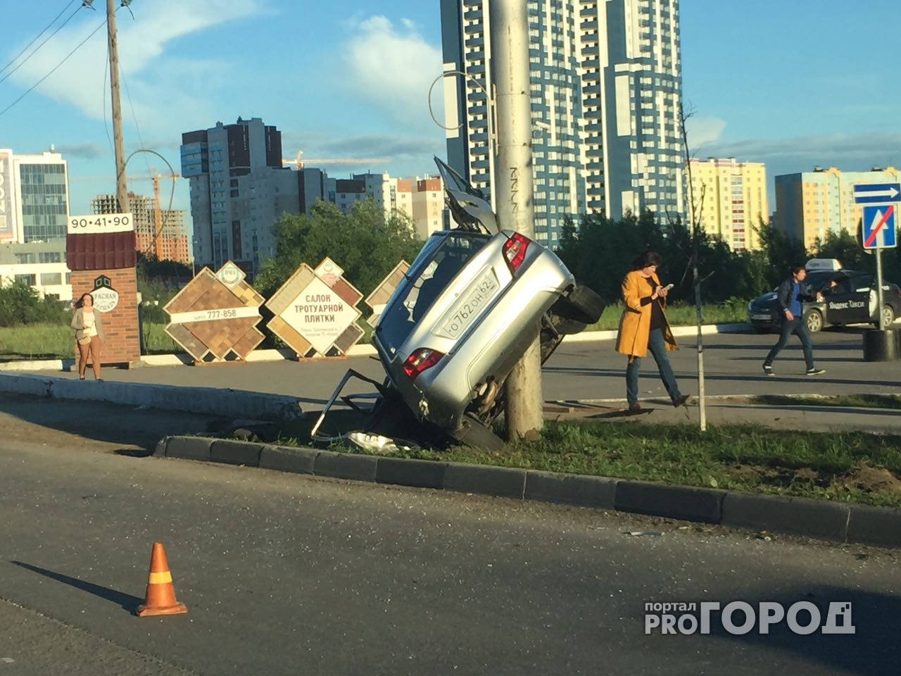 ДТП на Московском шоссе - одна из машин оказалась нанизанной  на столб