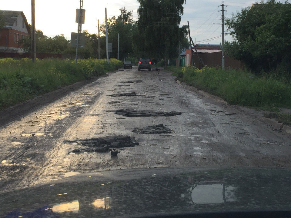 Народное фото - в поселке Дягилево жители сами заделывают ямы на дороге
