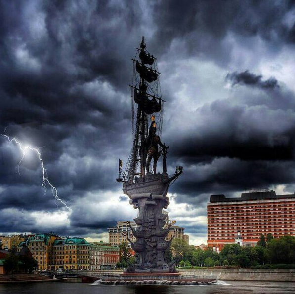 Instagram-подборка: кадры из эпицентра урагана в Москве