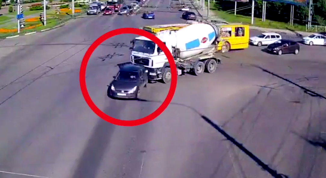 ДТП с участием бетоновоза на Московском шоссе – видео момента аварии