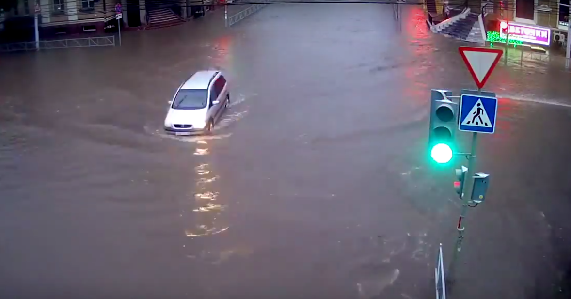 Перекресток в центре Рязани оказался под водой - видео