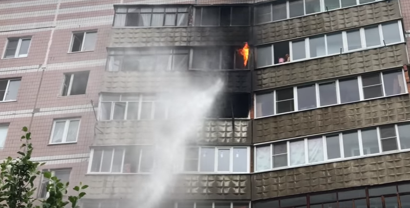 В сети появилось видео пожара в многоэтажке в Дашково-Песочне