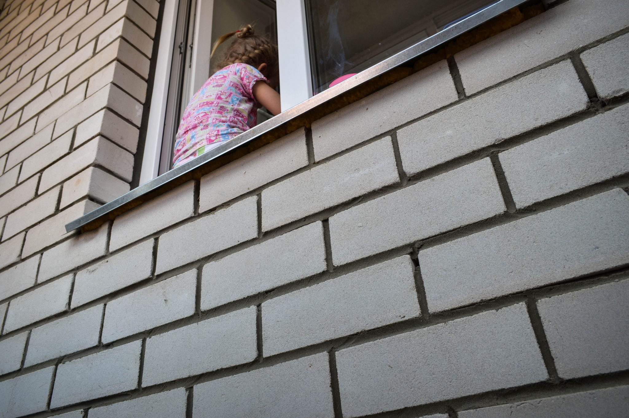 В Рязани с четвертого этажа упала двухлетняя девочка