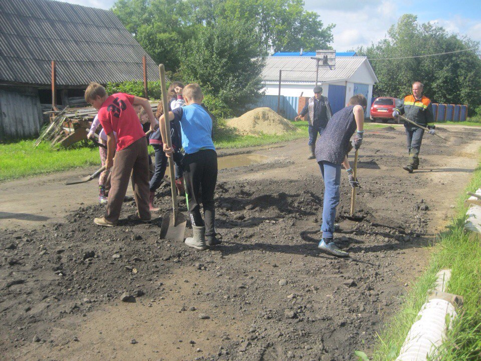 Своими силами: в Рязанской области дети ремонтируют дорогу