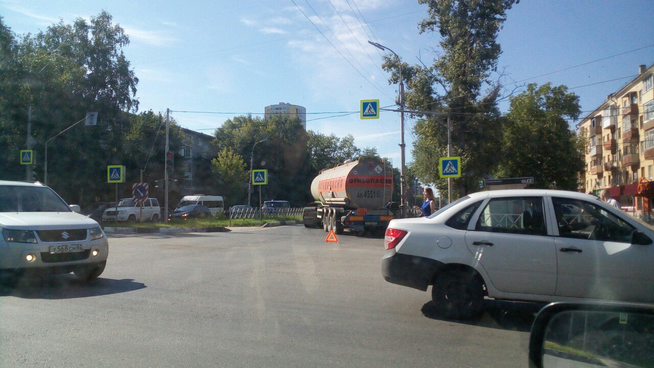 ДТП в Горроще -  бензовоз заблокировал движение