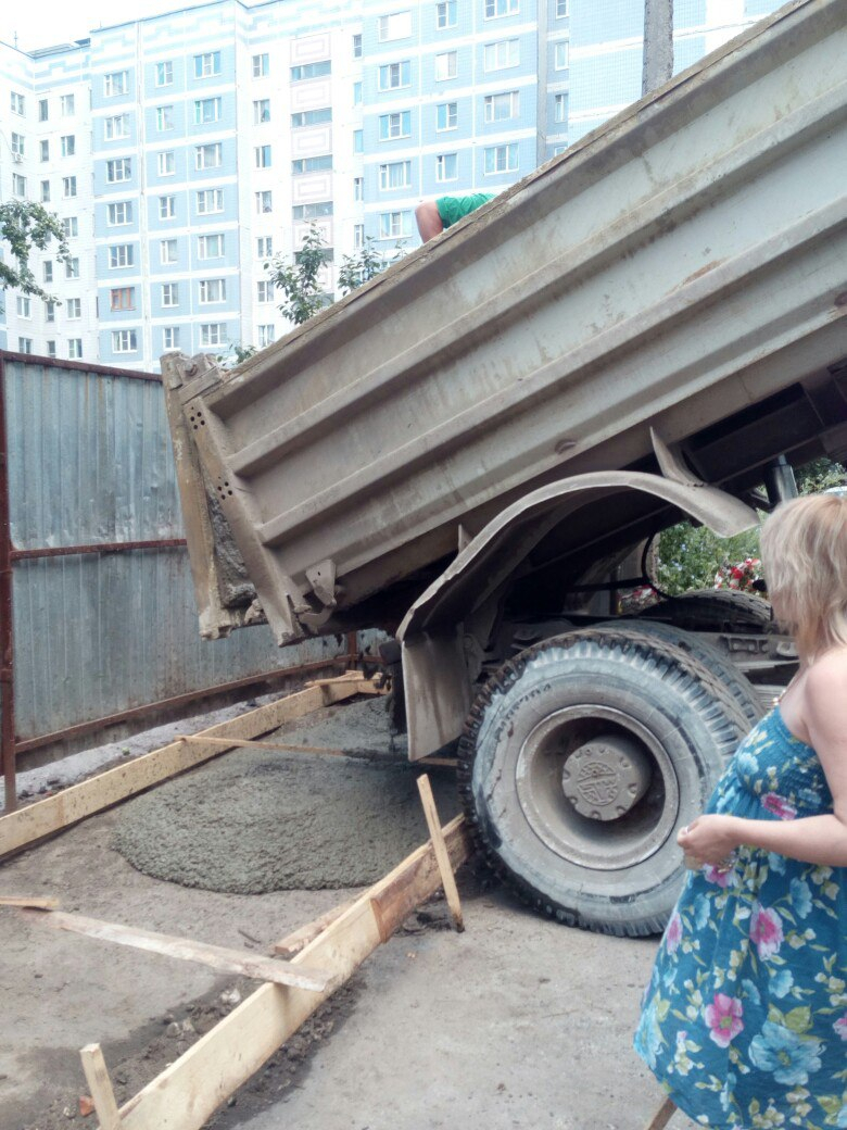 Война рязанцев с ЖЭУ – коммунальщики пытаются установить мусорные баки напротив детской площадки