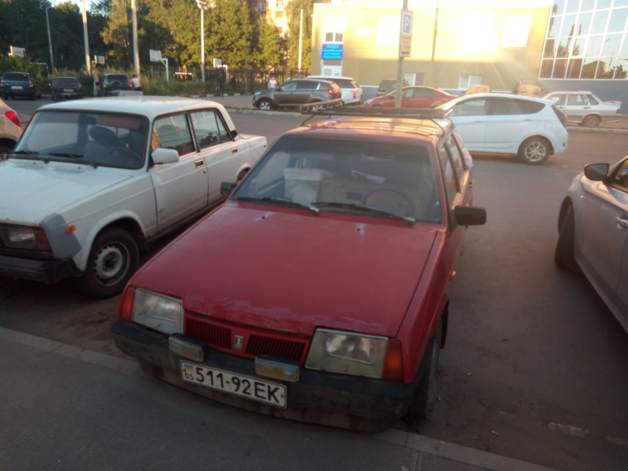 Брошенный на парковке автомобиль с украинскими номерами привлек внимание горожан