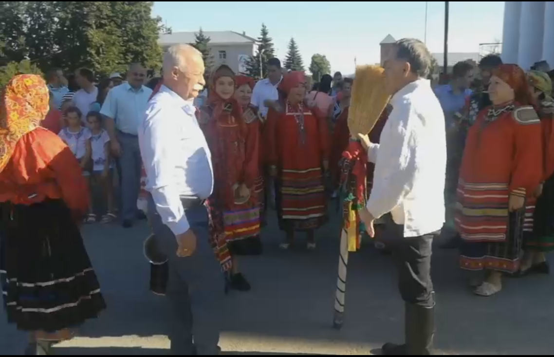 Жители Скопина встретили танцами Леонида Якубовича