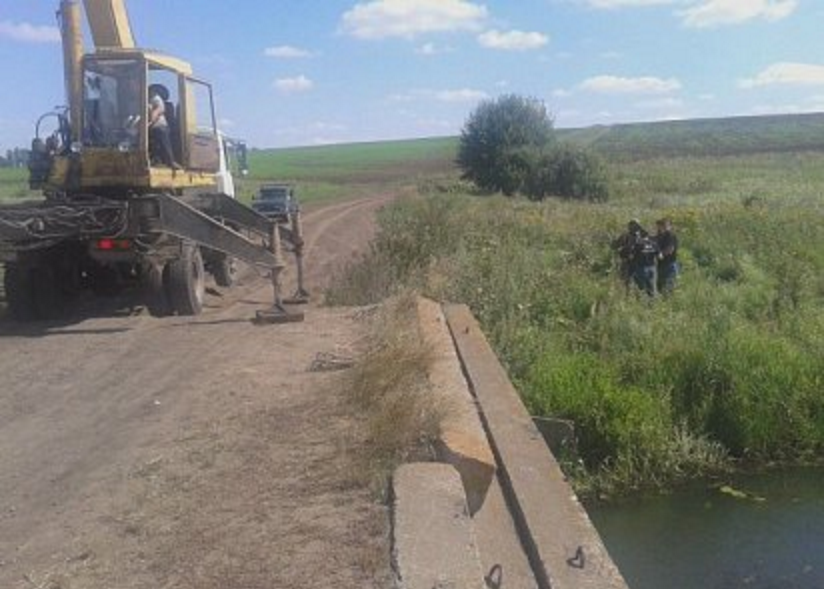 В Рыбновском районе из реки подняли автомобиль