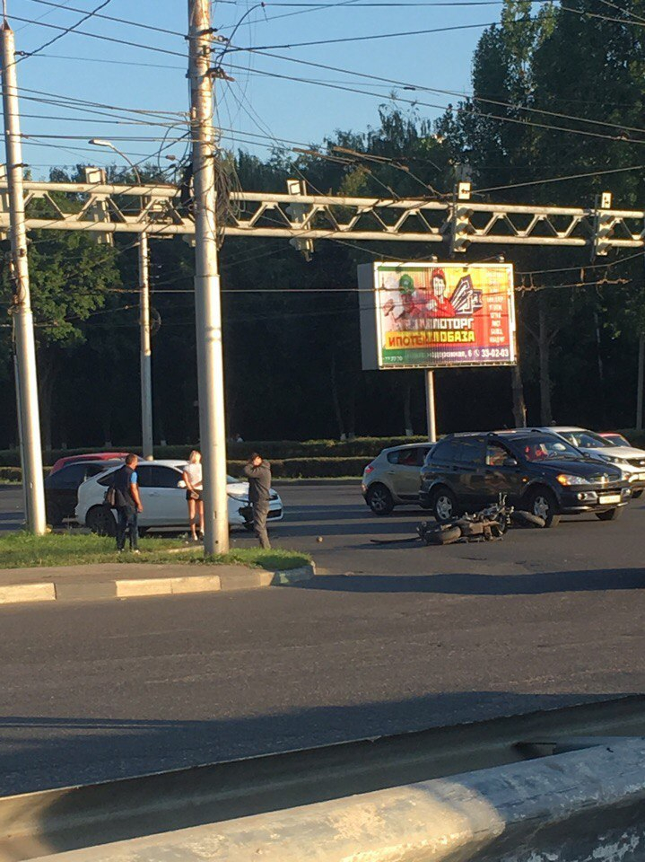 На Московском мотоциклист попал под автомобиль