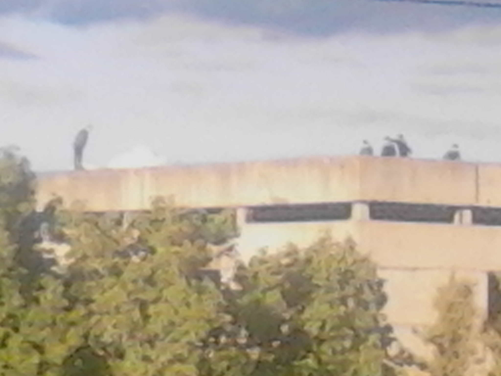В Приокском подростки устроили опасную фотосессию на крыше недостроенного здания