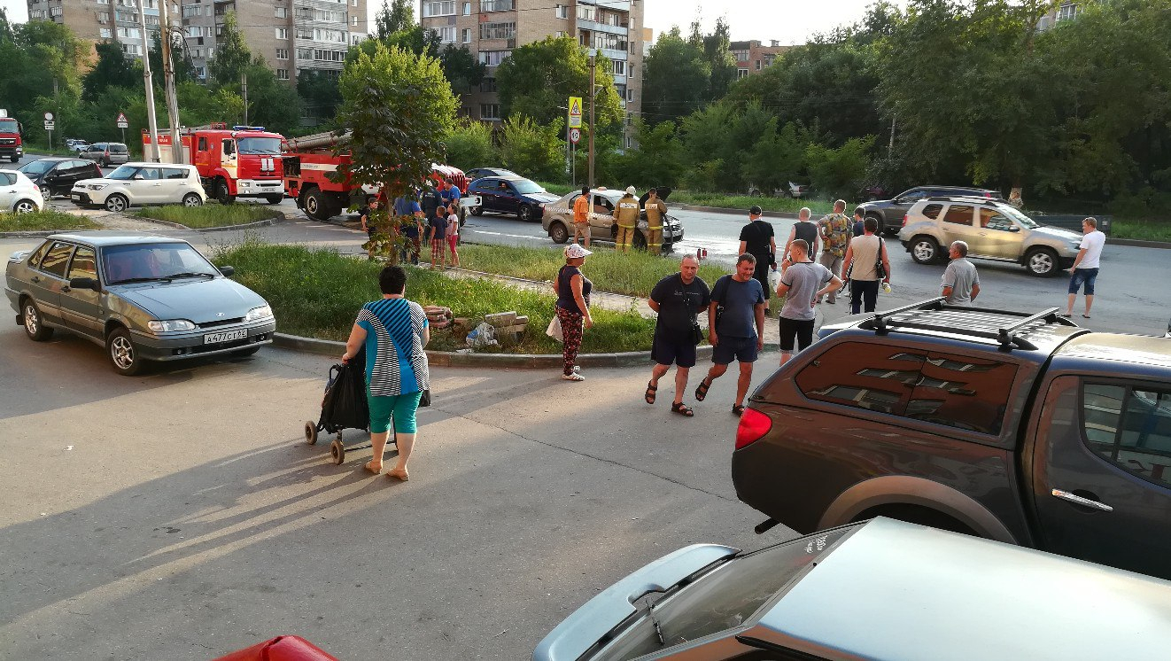 Очевидцы пытались погасить загоревшееся такси на Черновицкой