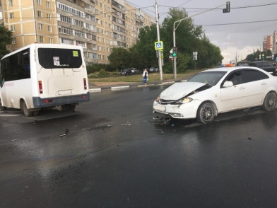 ДТП в Рязани - маршрутчик проехал на красный и врезался в "ДЭУ"