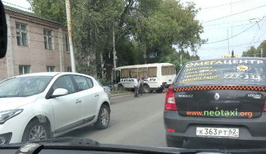 На Куйбышевском шоссе автобус "Ритуальные услуги" вылетел на тротуар