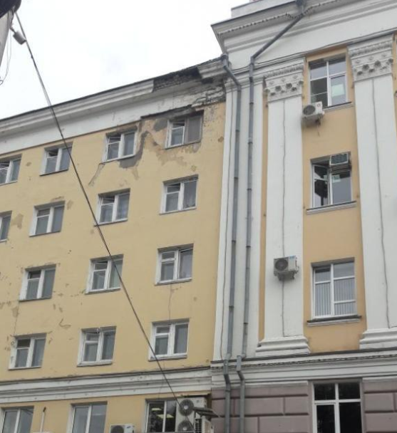 В Рязани у здания маневренного фонда на Соборной обрушилась штукатурка