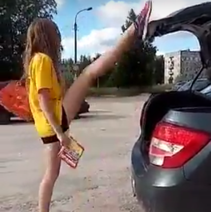 Флешмоб, в котором девушки закрывают багажник ногой, дошел и до Рязани - видеоподборка