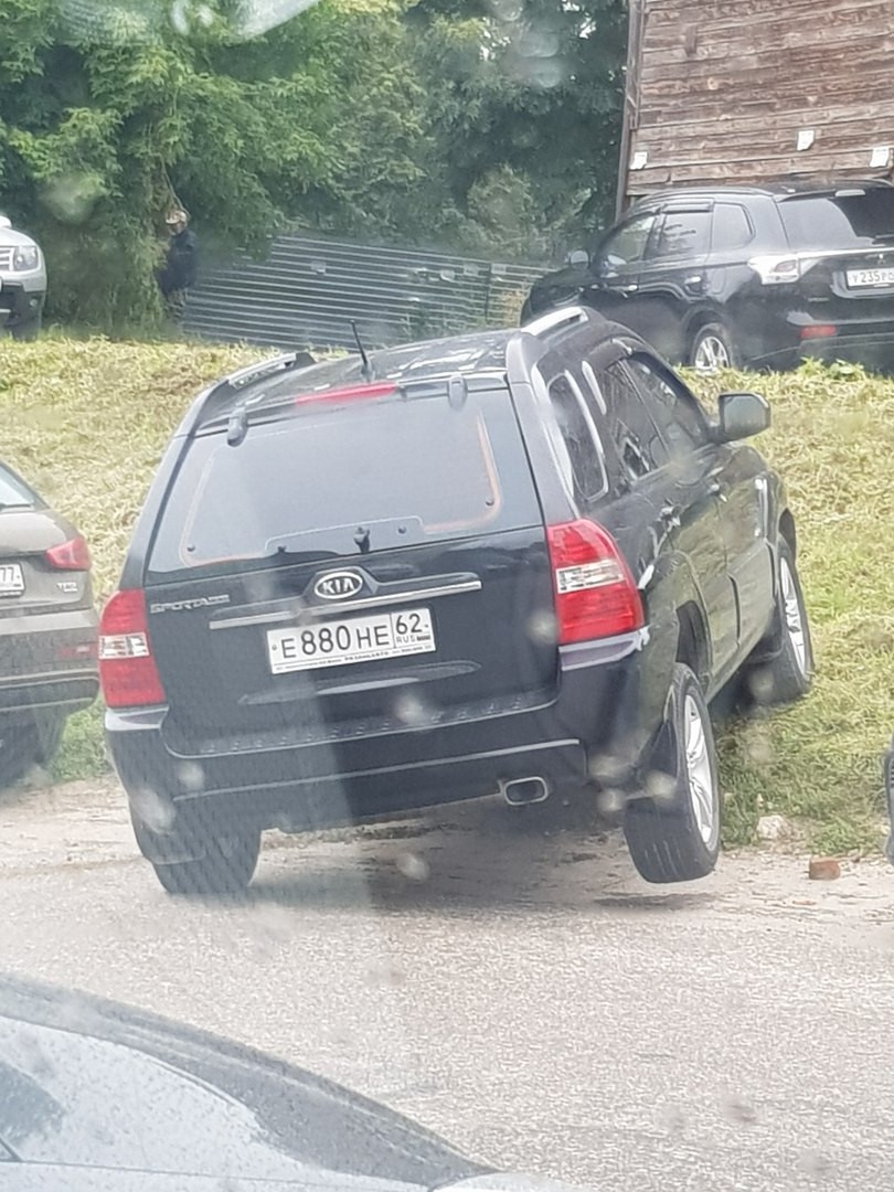 В Рязани водитель эффектно припарковал свой автомобиль