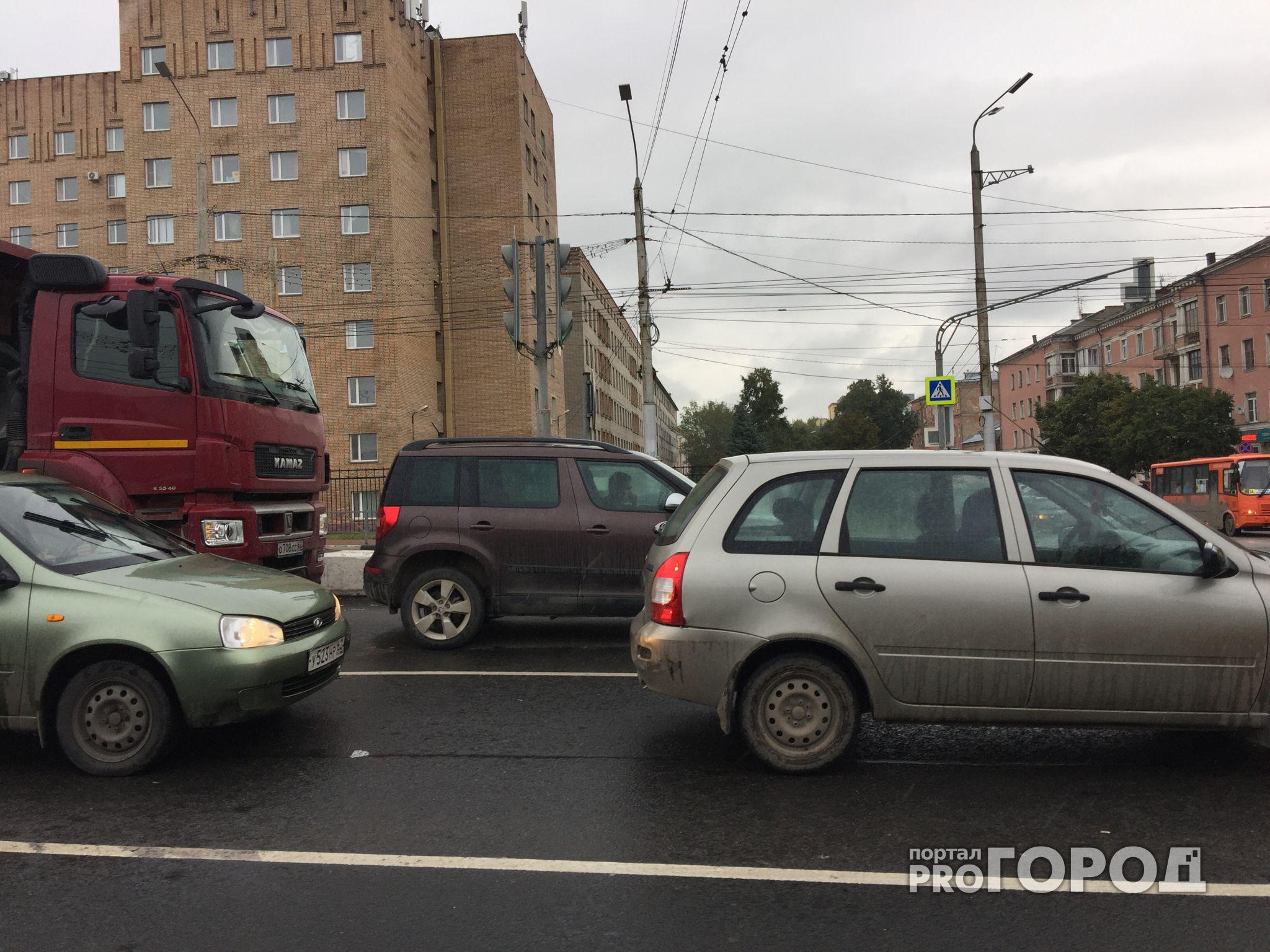 ДТП на Первомайском проспекте - грузовик врезался в легковушку