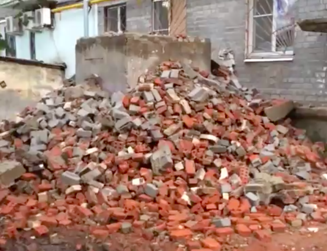 На улице Горького развалилась кирпичная труба. Живописные руины торчат в центре города