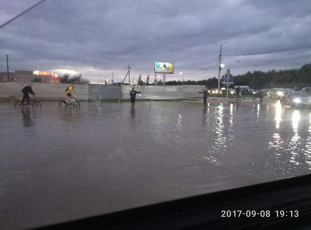 Московское шоссе в районе ТЦ "Барс" ушло под воду