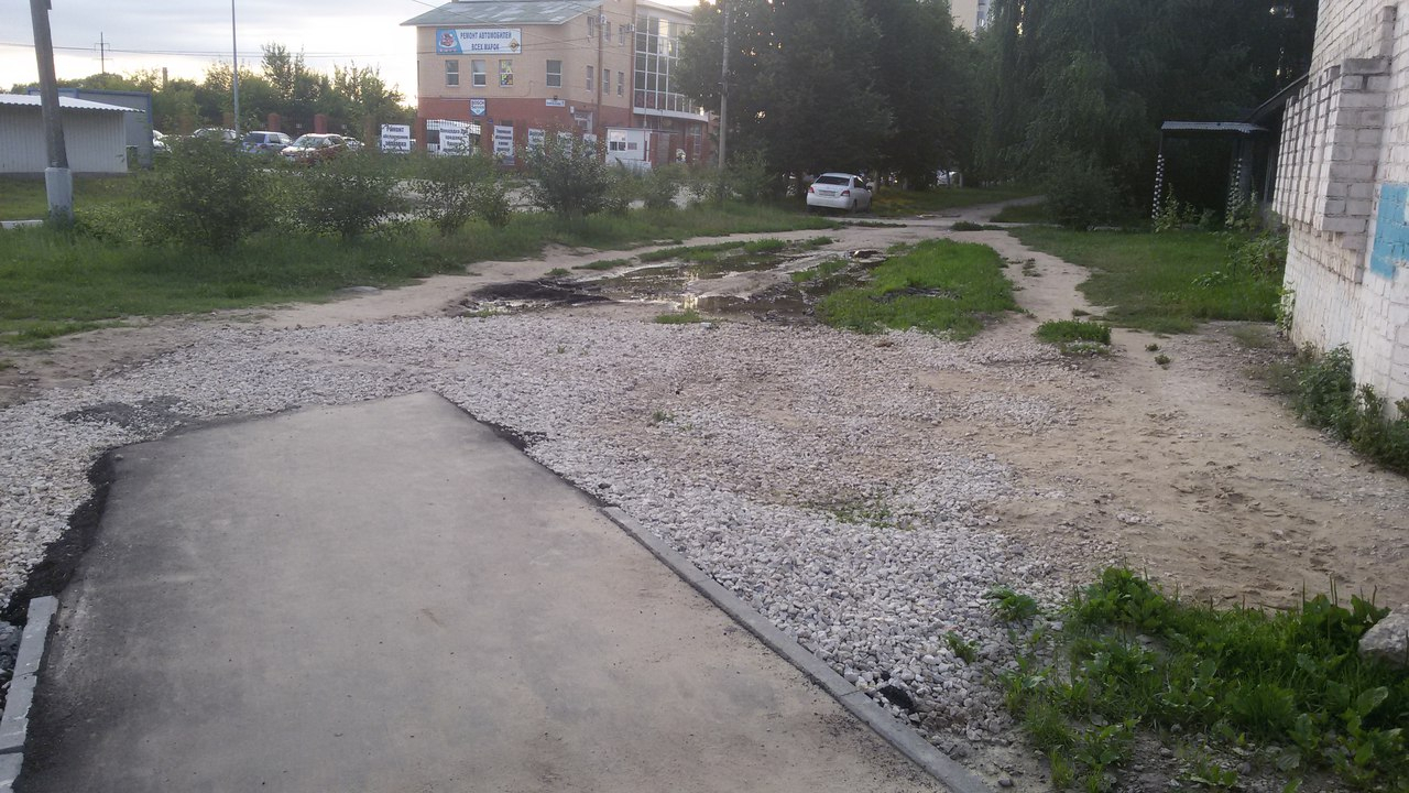 Фото-факт: Новый тротуар в Канищеве вызывает у рязанцев недоумение