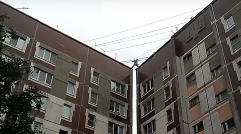 Техника безопасности «Уровень Бог» - сотрудник интернет-провайдера перепрыгивает с одной крыши многоэтажки на другую
