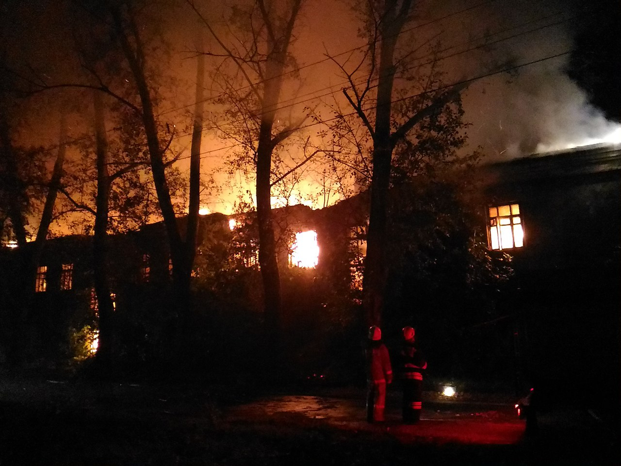 Серьезный пожар в Рязани - сгорел кирпичный дом. Видео