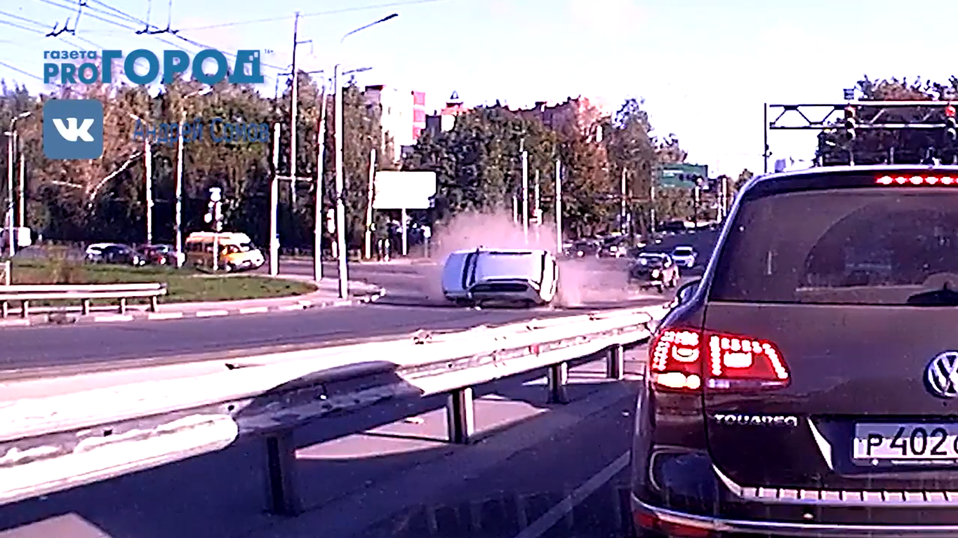 На Московском шоссе перевернулся внедорожник - видео