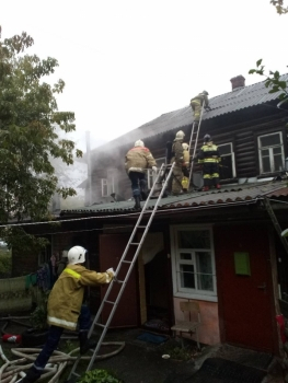 На улице Салтыкова-Щедрина загорелся жилой дом -  погиб мужчина, пострадала 81-летняя женщина