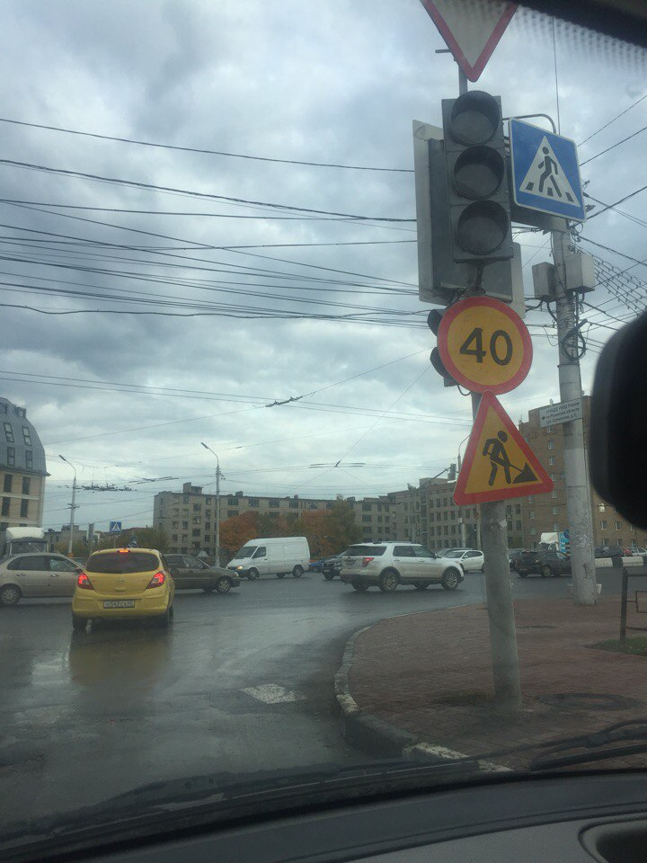 На перекрестке Первомайского проспекта и улицы Типанова не работает светофор