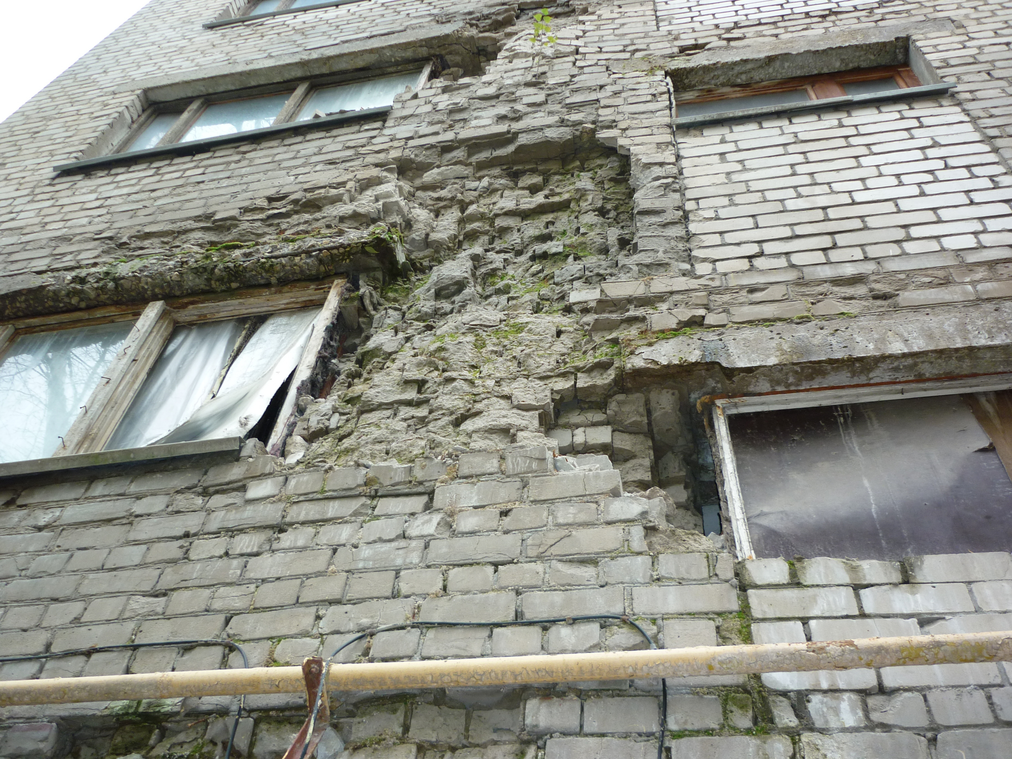 Жильцы аварийного дома на Крупской - Мы боимся оказаться погребенными заживо