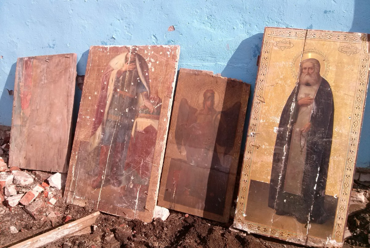 В школе под Рязанью нашли иконы, спрятанные там 79 лет назад