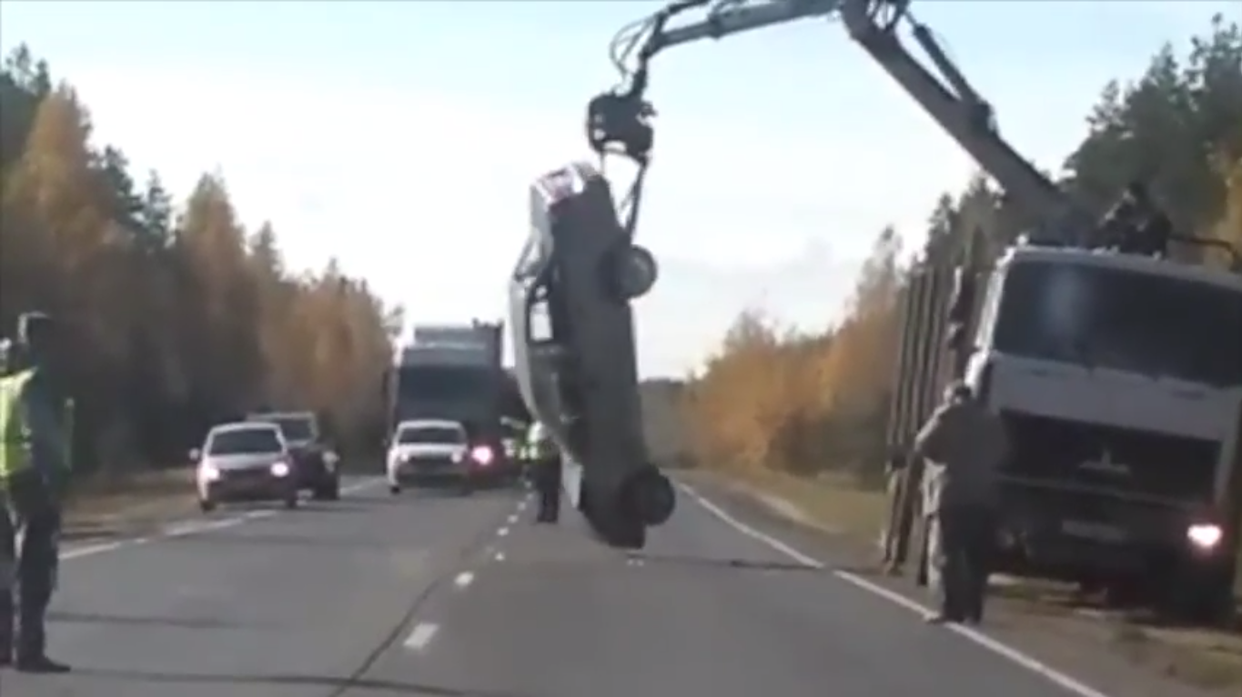 Тщетные попытки водителя манипулятора поставить автомобиль на колеса попали на видео