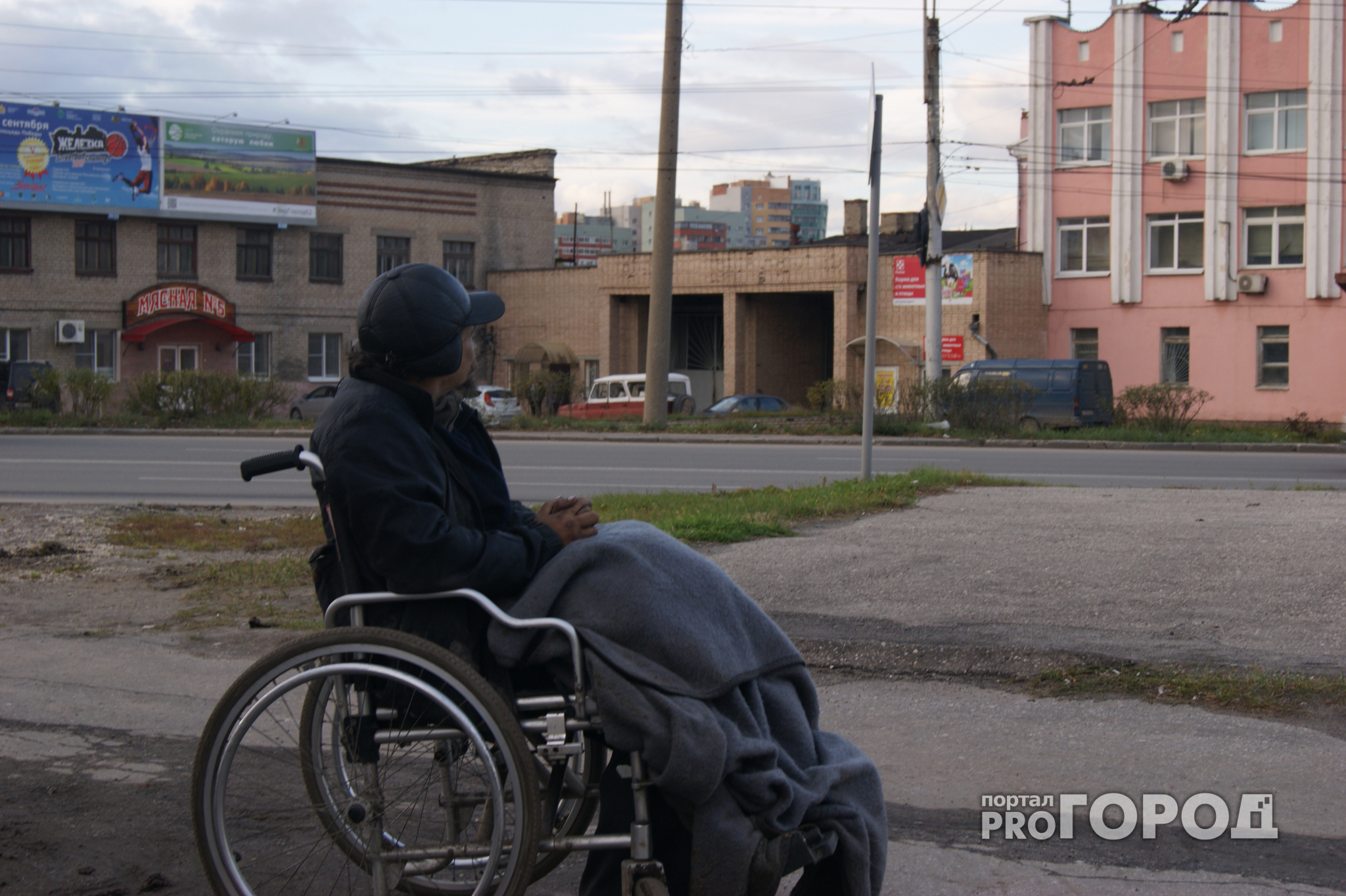 Личная история: мужчина в инвалидной коляске живет на улице