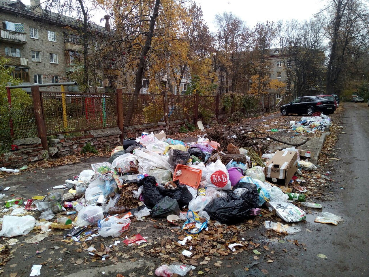 На улице Урицкого мусор "забывают" вывозить