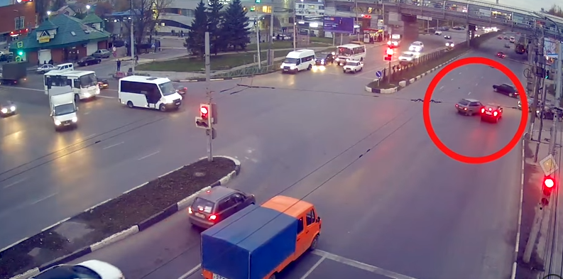 Опубликовано видео момента ДТП на Московском шоссе